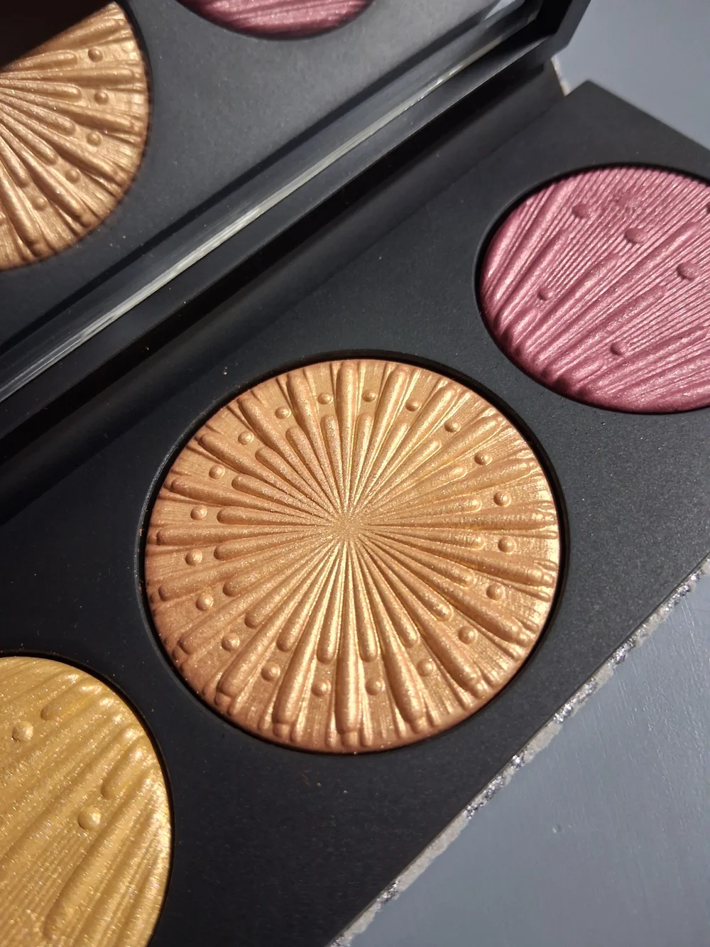 MAC Flashing Ice Extra Dimention Skin Finish Trio-Med-Deep
